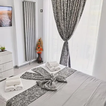 Moon Sea View - N Pools Apartman
